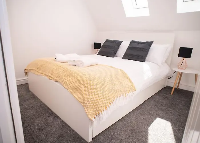 Orchid Lodge - Two Bed Generous Flat - Parking, Netflix, Wifi - Close To Blenheim Palace & Oxford - F4