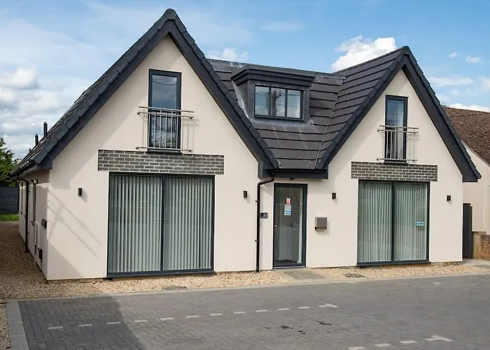 Orchid Lodge - Two Bed Generous Flat - Parking, Netflix, Wifi - Close To Blenheim Palace & Oxford - F4